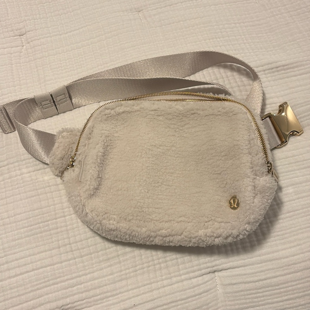 NWOT Lululemon Everywhere Belt Bag 2.0 fleece
